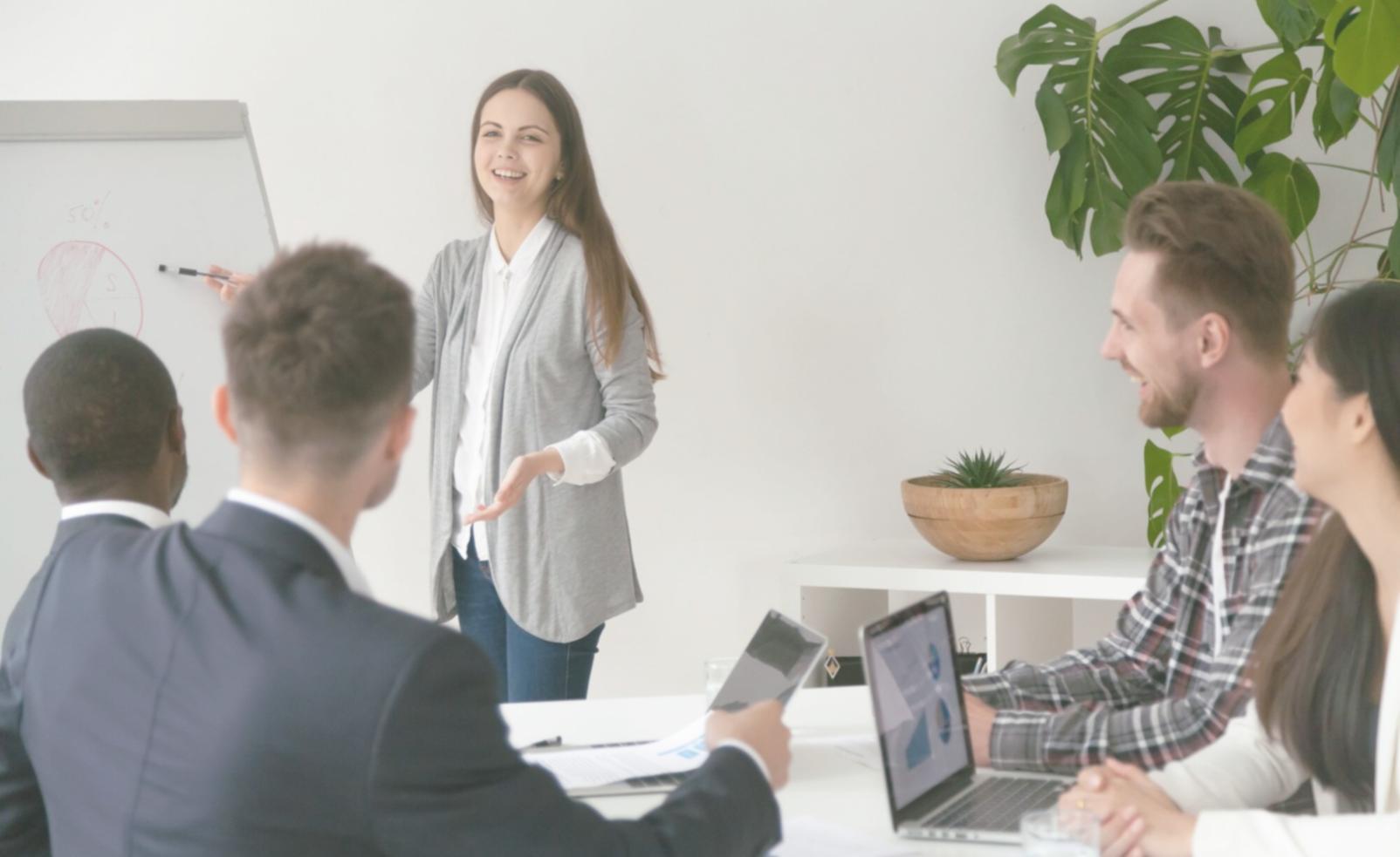 Equipo financiero colaborando en análisis presupuestario